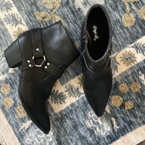 **Qupid Stylish Black Ankle Boots with Silver Hardware - Size 8**